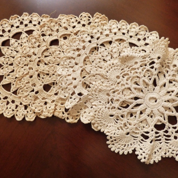 VTG lot of 4 Table Doily Lace Center Mat Dresser hand crochet Beige Cream - Picture 6 of 7